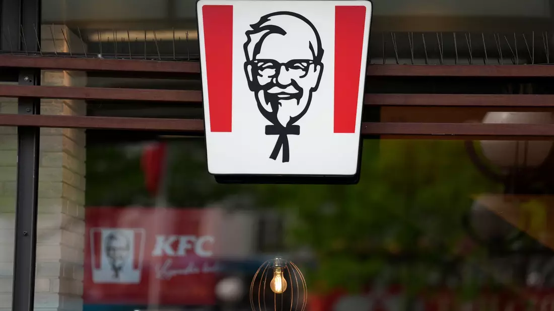 Das Logo von Kentucky Fried Chicken. - Bild: Marcus Brandt/dpa