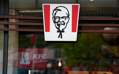 Das Logo von Kentucky Fried Chicken. - Foto: Marcus Brandt/dpa
