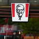 Das Logo von Kentucky Fried Chicken. - Foto: Marcus Brandt/dpa