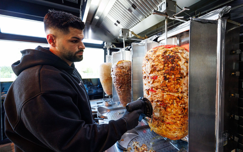 Firmenchef Sergen Kolcu bei der Arbeit. - Foto: Friso Gentsch/dpa