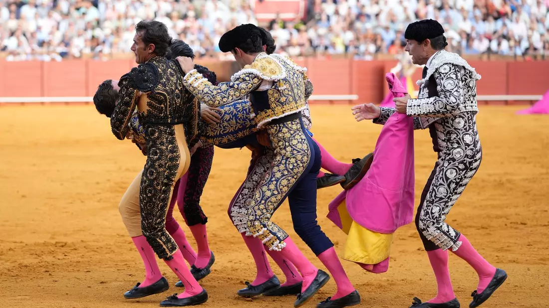 Helfer tragen den schwer verletzten Torero Morante de la Puebla aus der Stierkampfarena. - Bild: Joaquín Corchero/EUROPA PRESS/dpa
