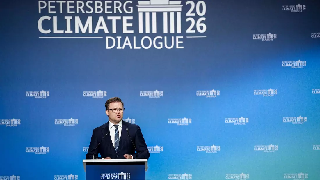 Umweltminister Carsten Schneider hat den Klimadialog eröffnet. - Bild: Kay Nietfeld/dpa