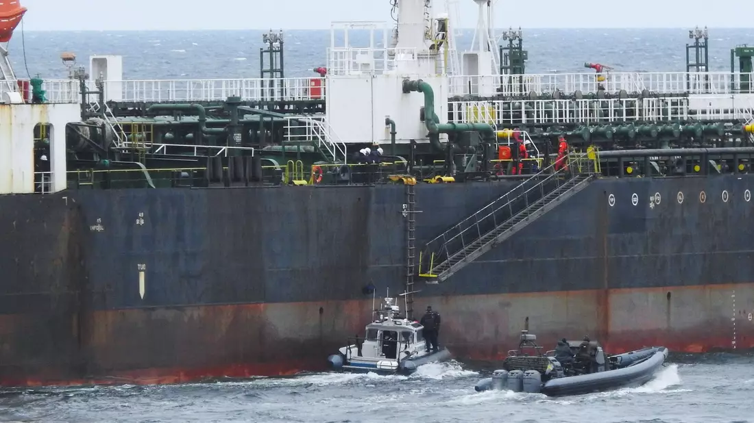 Schweden geht verstärkt gegen mutmaßliche Schiffe der russischen Schattenflotte vor. - Bild: -/Swedish Coast Guard/dpa