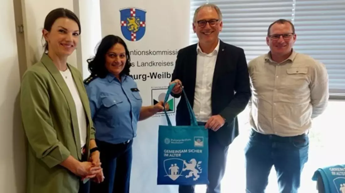 POL-LM: Verein Kriminalprävention Limburg-Weilburg e.V. übergibt 1.000 Präventionstaschen - Bild: presseportal.de