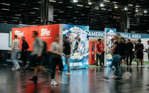 Dieses Hobby bringt Menschen zusammen. / Topps bringt NFL-Sammelkarten zurück auf die große Bühne - / Fan-Erlebnis auf der FIBO mit Football Bromance - Foto: presseportal.de