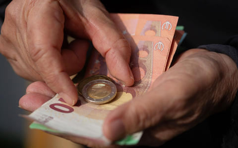 Wer im Alter nur auf die gesetzliche Rente zählen kann, muss in Zukunft womöglich noch mehr rechnen als bisher. (Symbolbild) - Foto: Fernando Gutierrez-Juarez/dpa