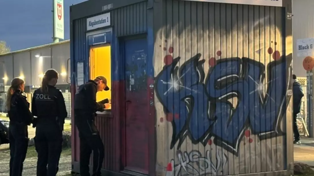 HZA-KI: Zoll überprüft Sicherheitskräfte bei Fußballspiel - 60 Verstöße gegen Sofortmeldepflicht festgestellt - Bild: presseportal.de