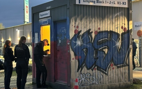 HZA-KI: Zoll überprüft Sicherheitskräfte bei Fußballspiel - 60 Verstöße gegen Sofortmeldepflicht festgestellt - Foto: presseportal.de