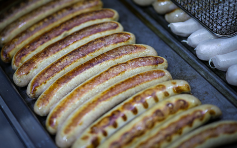 Auch an Imbissen sollen Infos zur Tierhaltung kommen. (Archivbild) - Foto: Christoph Reichwein/dpa