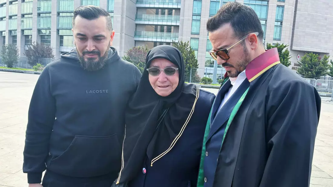 Die Hinterbliebenen der in Istanbul verstorbenen Familie aus Hamburg sind zum Prozessauftakt in Begleitung ihres Anwalts Yasar Balci (rechts) erschienen.  - Bild: Linda Say/dpa