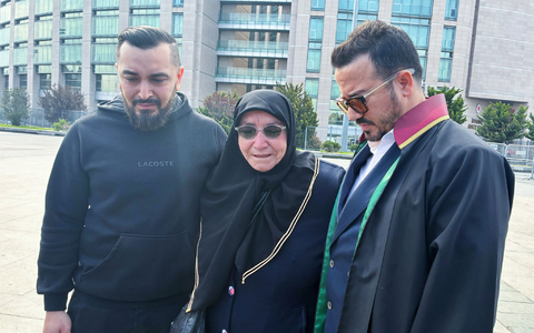 Die Hinterbliebenen der in Istanbul verstorbenen Familie aus Hamburg sind zum Prozessauftakt in Begleitung ihres Anwalts Yasar Balci (rechts) erschienen.  - Foto: Linda Say/dpa