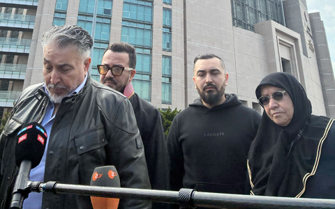 Die Hinterbliebenen der vierköpfigen Familie erhoffen sich ein hohes Strafmaß für die Angeklagten.  - Foto: Linda Say/dpa