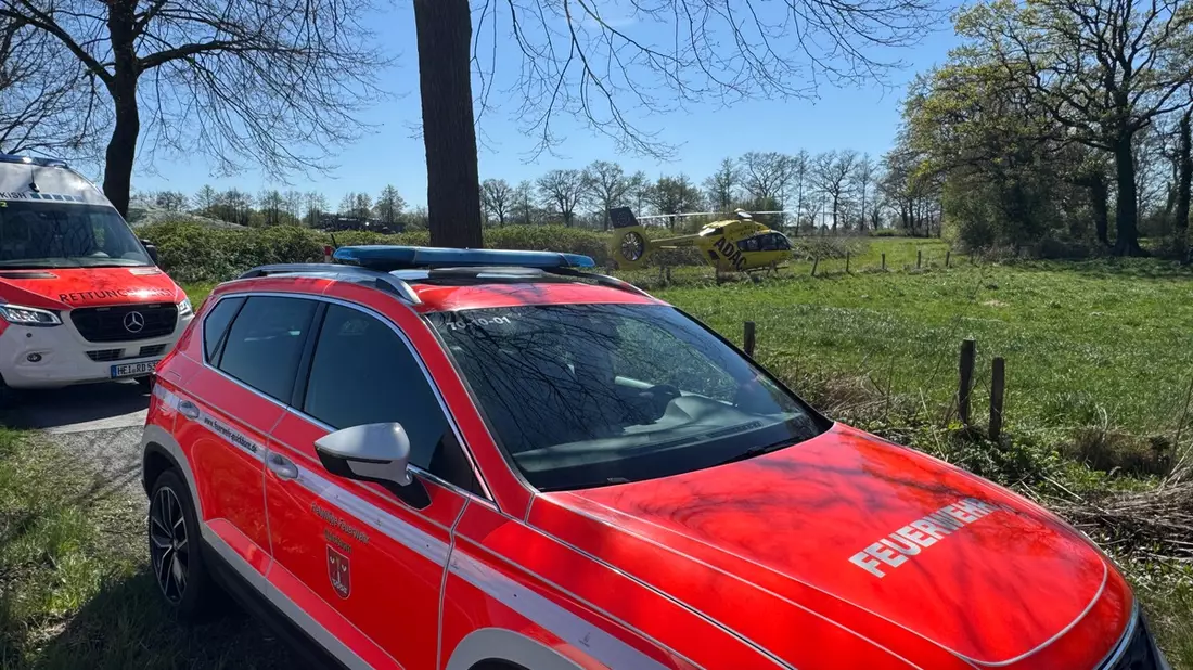 FW-SE: Verkehrsunfall zwischen zwei Personenkraftwagen und einem LKW zwischen Alveslohe und Ellerau - Bild: presseportal.de