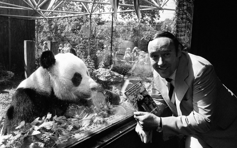 Der Biologe Desmond Morris - hier eine Aufnahme von 1981 - wurde mit seinem Buch «Der nackte Affe» weltbekannt. - Foto: Pa/PA Wire/dpa