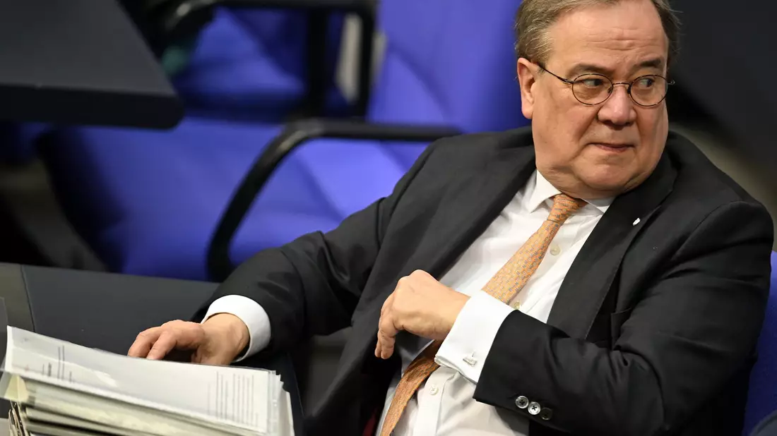 Armin Laschet im Plenarsaal des Bundestags - inzwischen trägt er eine Armstütze (Archivfoto) - Bild: Lilli Förter/dpa
