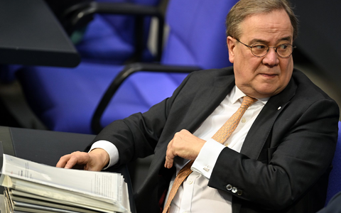 Armin Laschet im Plenarsaal des Bundestags - inzwischen trägt er eine Armstütze (Archivfoto) - Foto: Lilli Förter/dpa