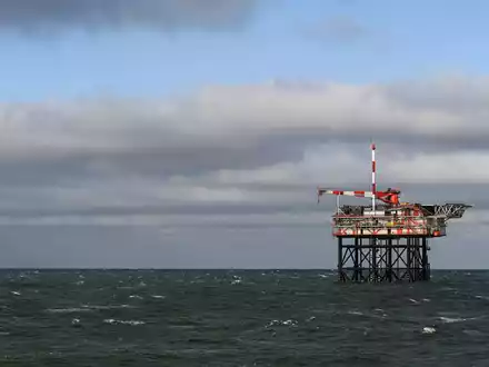 Von dieser Bohrplattform soll in der Nordsee vor Borkum nach Gas gebohrt werden. (Archivbild) - Foto: Lars Penning/dpa