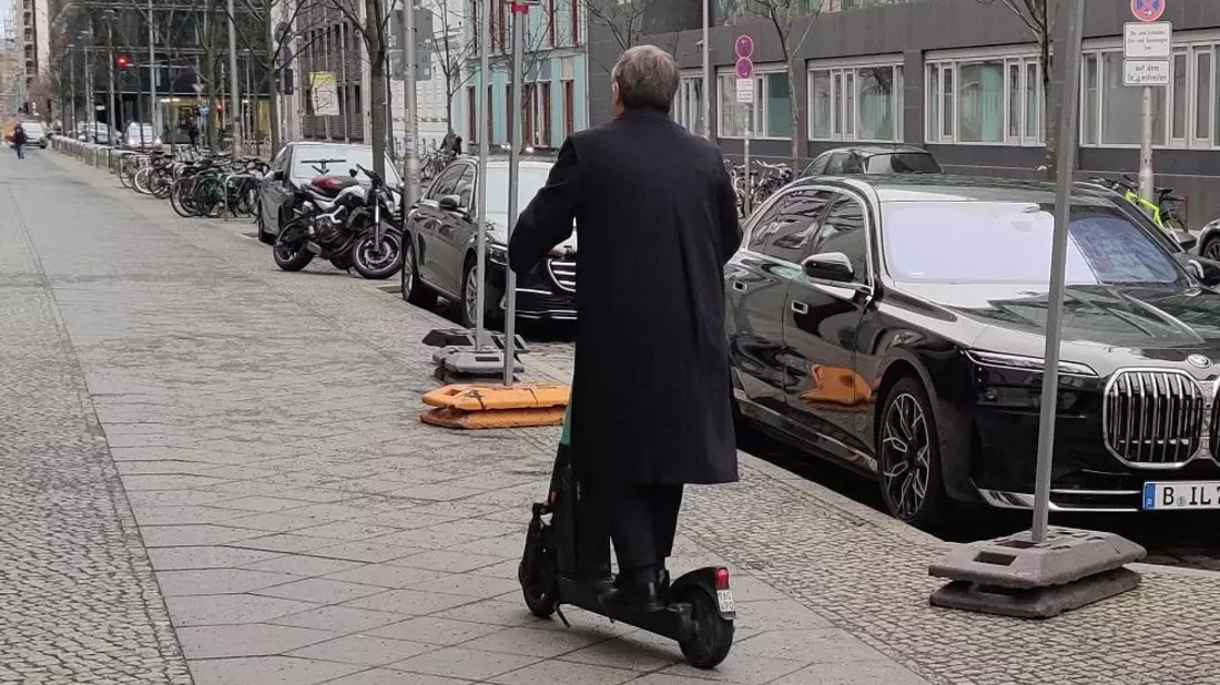 Armin Laschet auf E-Scooter (Archiv) - Bild: via dts Nachrichtenagentur