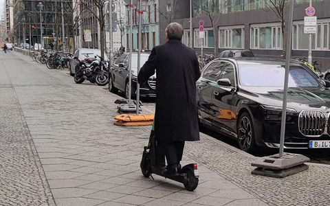 Armin Laschet auf E-Scooter (Archiv) - Foto: via dts Nachrichtenagentur