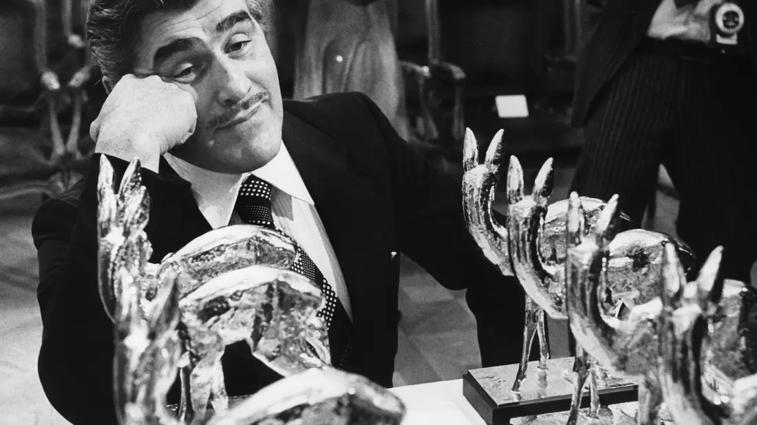 Mario Adorf am Rande der Bambi-Verleihung 1978. (Archivbild) - Bild: Istvan Bajzat/dpa