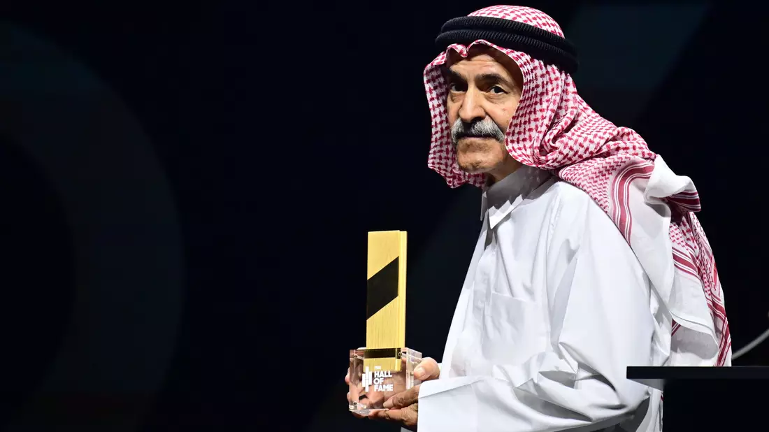 Basketball-Weltverbands-Präsident Scheich Saud Ali Al Thani verteilte die Trophäen an die neuen Hall-of-Fame-Mitglieder um Dirk Nowitzki. - Bild: Sebastian Gollnow/dpa