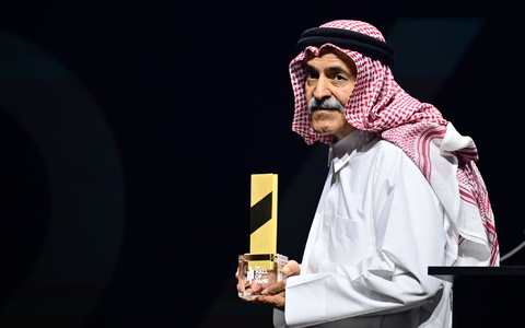 Basketball-Weltverbands-Präsident Scheich Saud Ali Al Thani verteilte die Trophäen an die neuen Hall-of-Fame-Mitglieder um Dirk Nowitzki. - Foto: Sebastian Gollnow/dpa