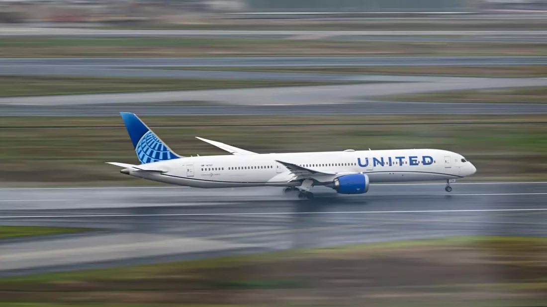 United Airlines muss die Gewinnprognose für dieses Jahr reduzieren. (Archivbild) - Bild: Arne Dedert/dpa