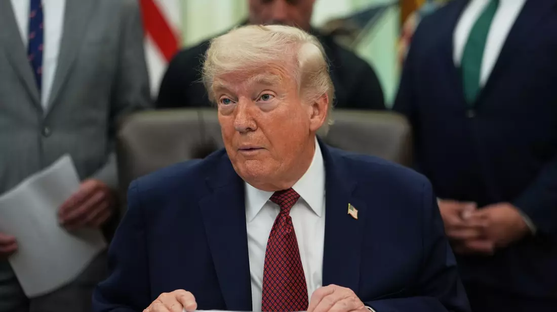 US-Präsident Donald Trump hat angekündigt, die Waffenruhe im Krieg mit dem Iran zu verlängern.  - Bild: Julia Demaree Nikhinson/AP/dpa