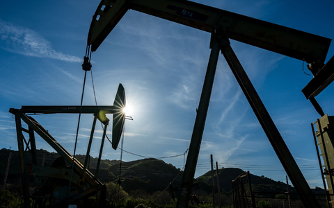 Ölpreis steigt deutlich. (Archivbild) - Foto: Nic Coury/AP/dpa