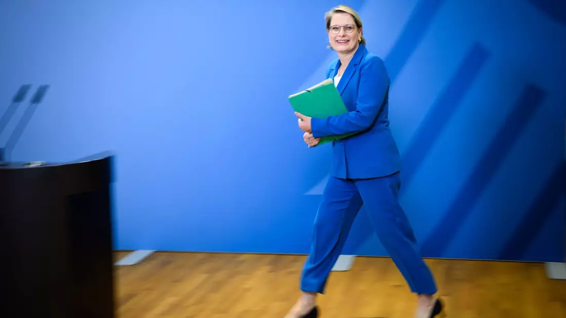 Bundesjustizministerin Stefanie Hubig will punktuelle Änderungen an der Praxis des Versorgungsausgleichs vornehmen. (Archivfoto) - Bild: Bernd von Jutrczenka/dpa