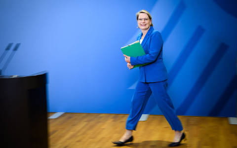 Bundesjustizministerin Stefanie Hubig will punktuelle Änderungen an der Praxis des Versorgungsausgleichs vornehmen. (Archivfoto) - Foto: Bernd von Jutrczenka/dpa