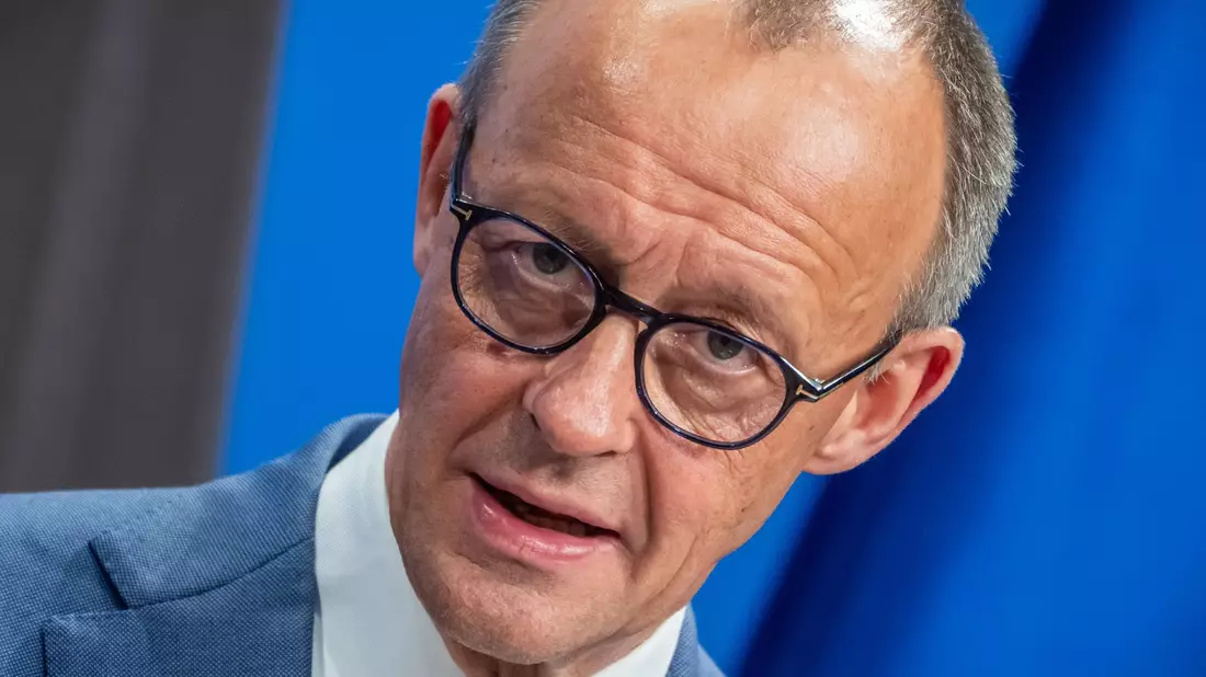 Bundeskanzler Friedrich Merz wird zum Abschluss des Petersberger Klimadialogs erwartet. (Archivbild) - Bild: Michael Kappeler/dpa