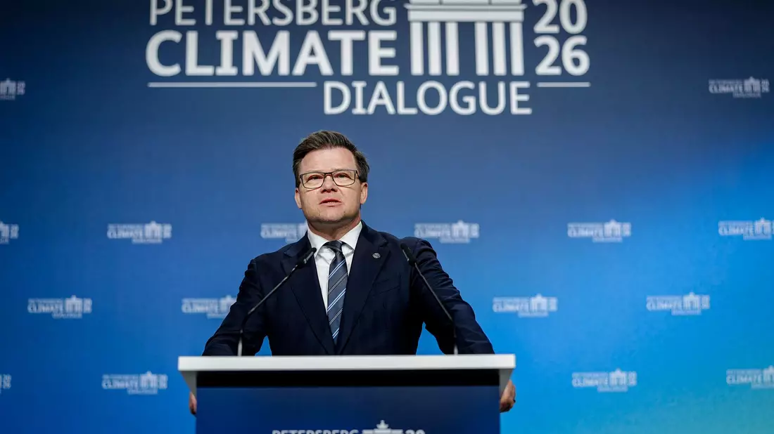 Der Bundesumweltminister setzt auf erneuerbare Energien. - Bild: Kay Nietfeld/dpa