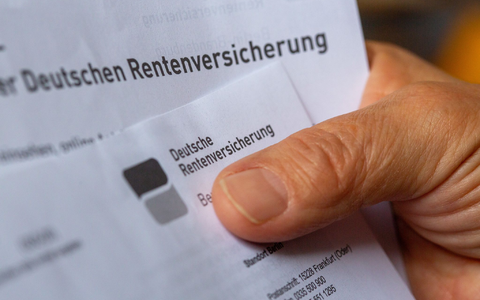 Die Rente reicht bei vielen Menschen im Alter nicht aus. (Symbolbild) - Foto: Fernando Gutierrez-Juarez/dpa