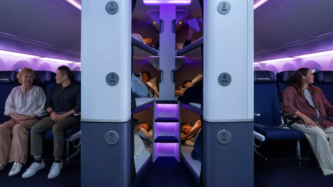 Das «Skynest» ermöglicht es auch in der Economy-Klasse, auf langen Stecken Schlaf zu finden. - Bild: -/Air New Zealand/dpa