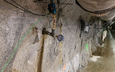 An dem Felslabor wurden Hunderte Sensoren angebracht. - Foto: -/BedrettoLab/ETH Zürich/dpa