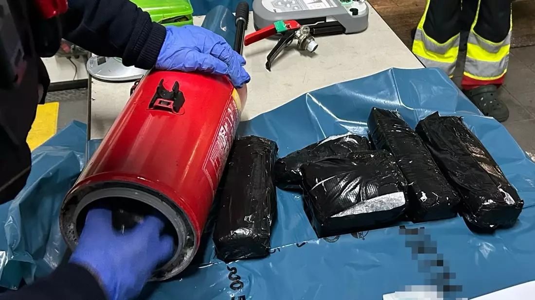 HZA-BI: Acht Kilo Kokain in Tetra Paks und Feuerlöschern geschmuggelt/Bielefelder Zoll zieht Drogen im Wert von mehr als 400.000 Euro auf A44 bei Geseke aus dem Verkehr - Bild: presseportal.de