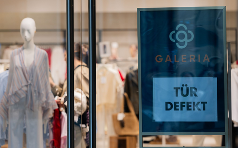 Galeria-Chef Hellenbock räumt Schwankungen der Liquidität ein. - Foto: Rolf Vennenbernd/dpa