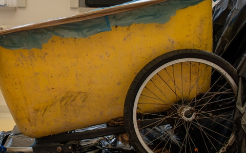 POL-HRO: Tötungsdelikt in Rostock-Südstadt: Polizei sucht Zeugen zur Herkunft und zum Ablagezeitpunkt einer auffälligen gelben Kiste - Foto: presseportal.de