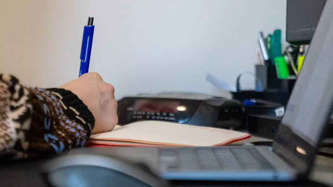Viele Arbeitnehmerinnen und Arbeitnehmer arbeiten zumindest zeitweise von zu Hause aus. (Symbolbild) - Bild: Katrin Luxenburger/dpa