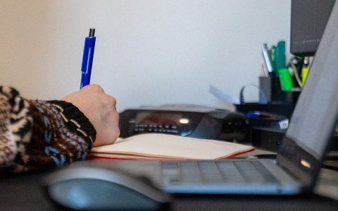 Viele Arbeitnehmerinnen und Arbeitnehmer arbeiten zumindest zeitweise von zu Hause aus. (Symbolbild) - Foto: Katrin Luxenburger/dpa