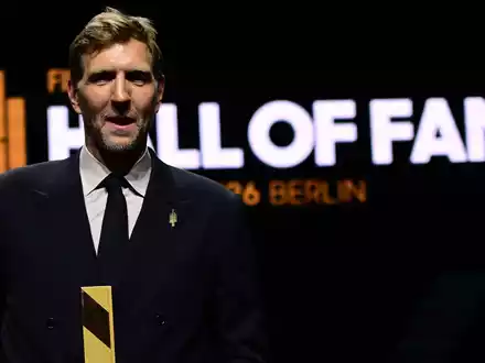 Dirk Nowitzki gehört nun zur Hall of Fame des Weltbasketballs. - Foto: Sebastian Gollnow/dpa