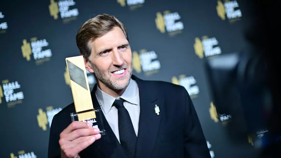 Dirk Nowitzki freute sich über seine nächste Ehrung. - Bild: Sebastian Gollnow/dpa
