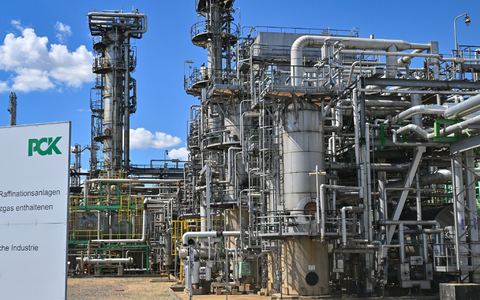 Die Ölraffinerie PCK bezieht kein russisches Öl mehr, erhält aber über die durch Russland verlaufende Druschba-Pipeline Öl aus Kasachstan. (Archivbild) - Foto: Patrick Pleul/dpa