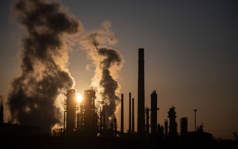 Der Iran-Krieg trifft die von Rohstoffen abhängige deutsche Wirtschaft hart. (Symbolbild) - Foto: Marijan Murat/dpa