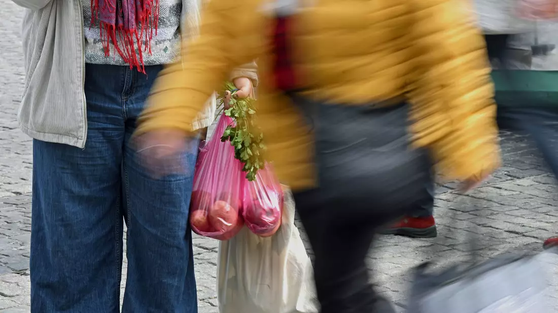 Gestiegene Preise bremsen den privaten Konsum. (Symbolbild) - Bild: Jennifer Brückner/dpa