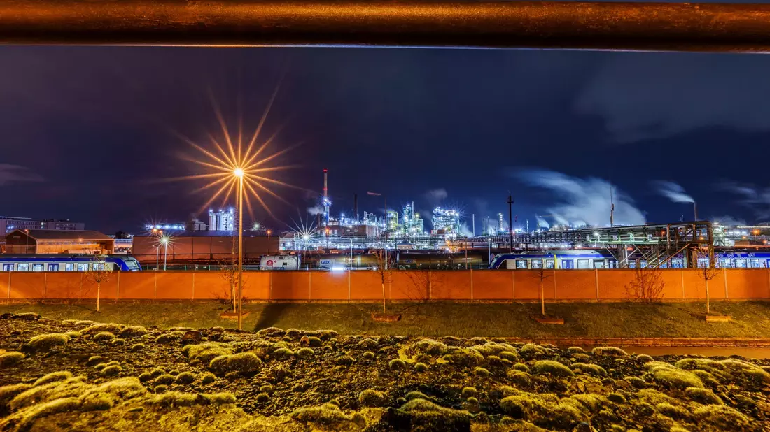 Industriepark Höchst in Frankfurt: Die Chemiebranche steht unter Druck. (Archivbild) - Bild: Andreas Arnold/dpa