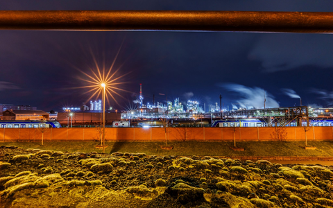 Industriepark Höchst in Frankfurt: Die Chemiebranche steht unter Druck. (Archivbild) - Foto: Andreas Arnold/dpa