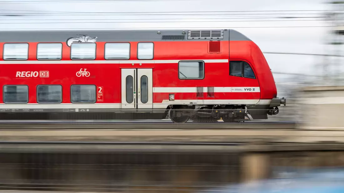 Nach dem tödlichen Angriff auf einen Zugbegleiter sollen Doppelbesetzungen für mehr Sicherheit im Zug sorgen. (Symbolbild) - Bild: Robert Michael/dpa