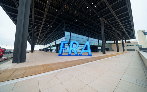 Selfie-Punkt am neuen Passagierterminal des Flughafens Frankfurt (FRA). - Foto: Andreas Arnold/dpa